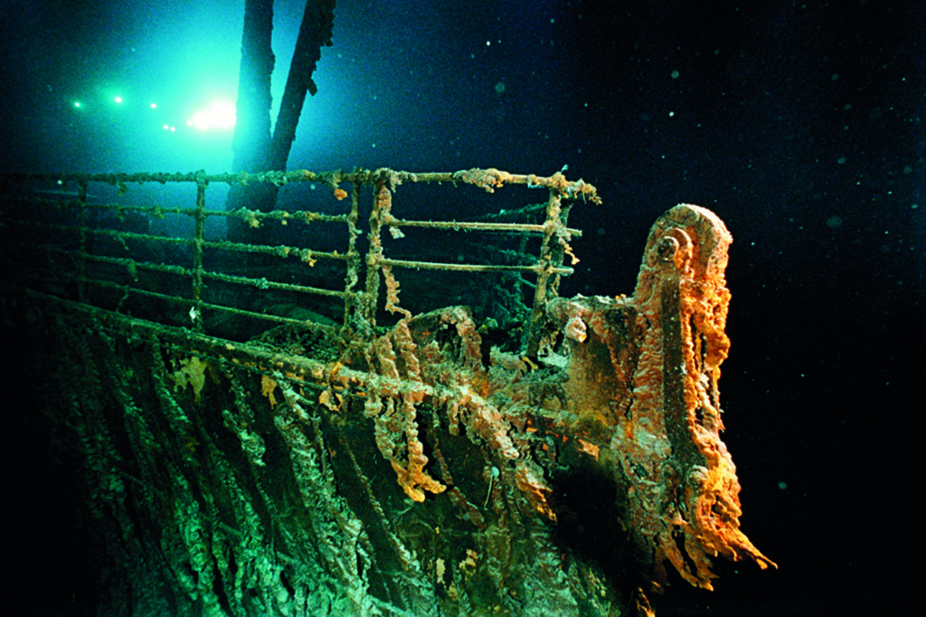 la prua del R.M.S Titanic si staglia nel buio degli abissi illuminata dal sommergibile russo Mir 1 e fotografata da Emory Kristof